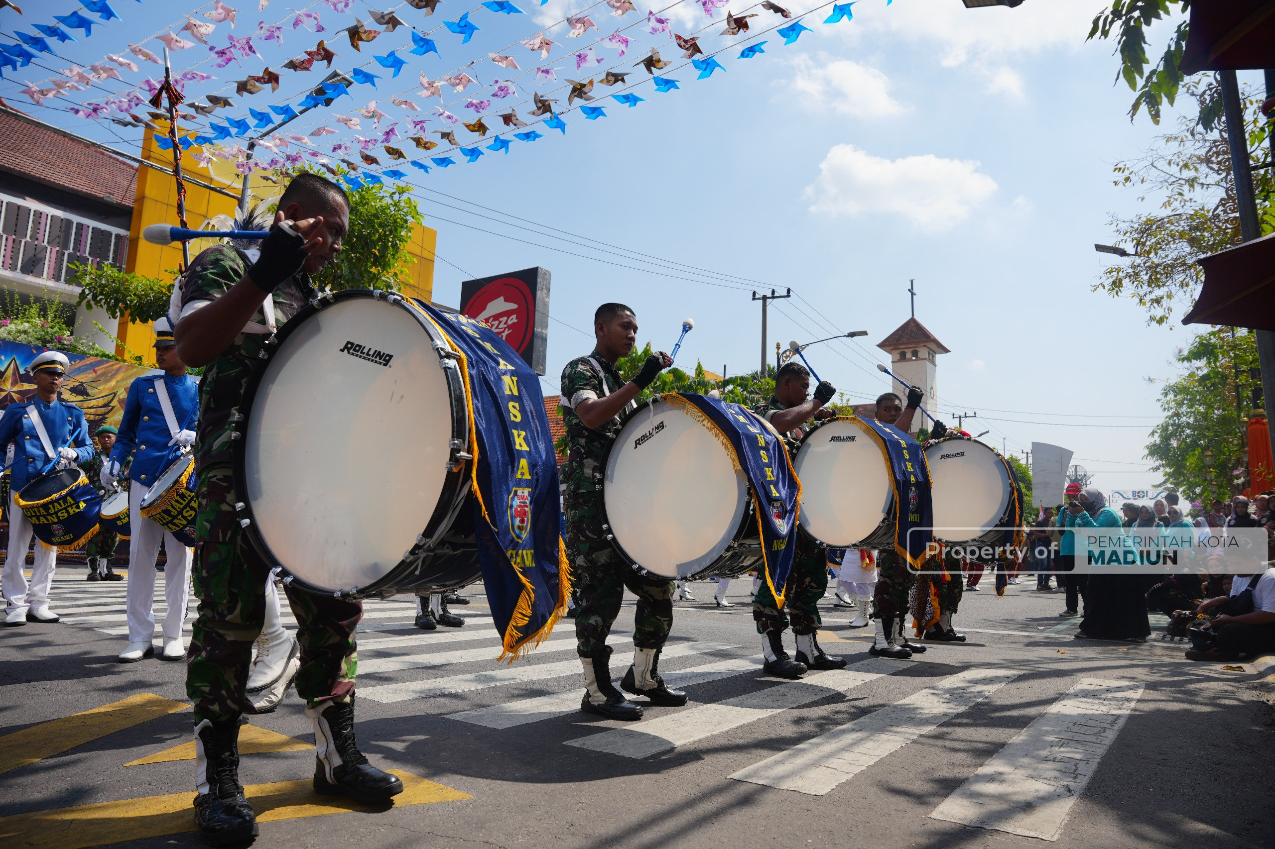 Parade Military Drumband Semarakkan HUT ke-108 Kota Madiun, Plt Wali Kota Harap Ekonomi Lokal Kian Bergeliat