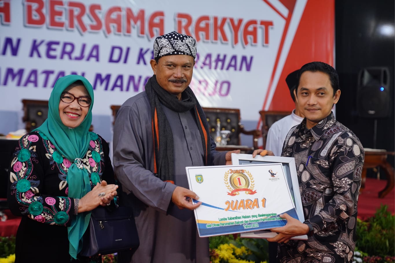 WBR di Kecamatan Manguharjo, Wali Kota Sampaikan Informasi Hingga Serahkan Hadiah Lomba Kebersihan Makam