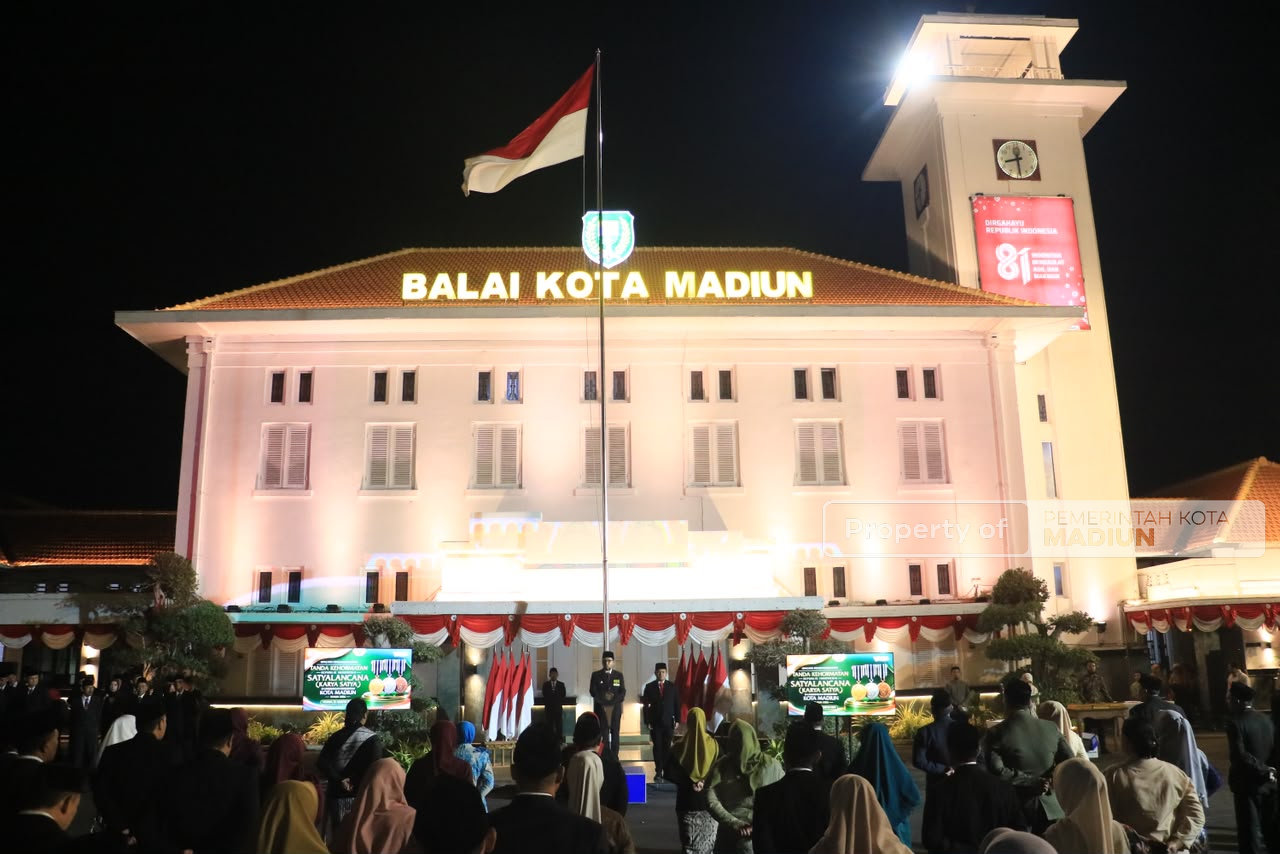 Plt Wali Kota Madiun Serahkan Tanda Kehormatan Satyalancana, Dorong ASN Jadi Jangkar Pemerintahan dan Konsisten Berikan Pelayanan Terbaik