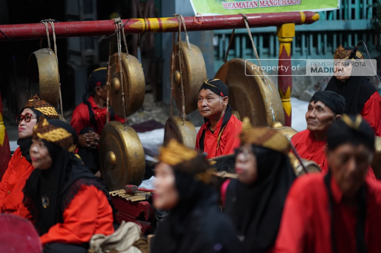 Hadiri Puncak Bersih Desa Madiun Lor, Plt Wali Kota Apresiasi Kreativitas Warga
