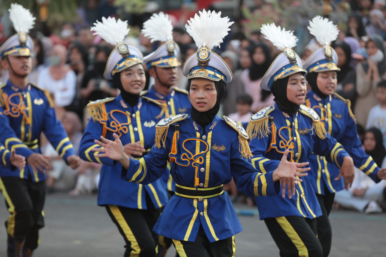 Tampilkan PBB Kreasi dan Drumband yang Menarik, Parade Senja Sukses Jadi Daya Tarik Wisatawan