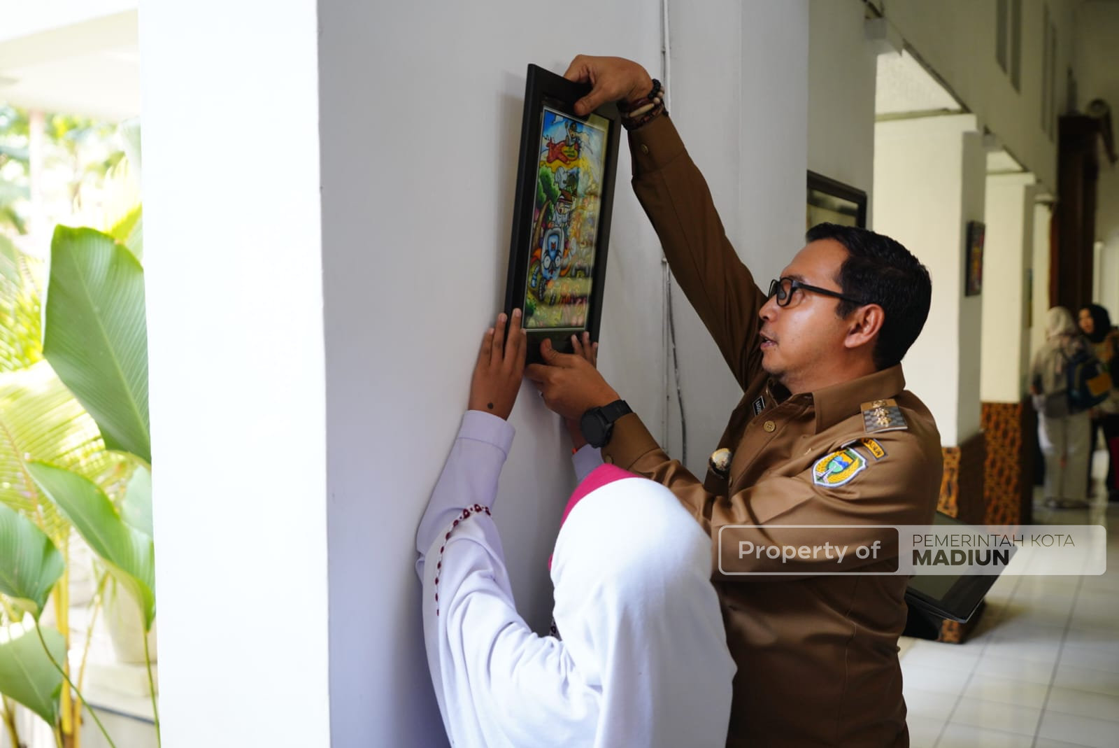 Plt Wali Kota Bersama 10 Pelukis Cilik Pasang Karya Madiun Melukis di Balai Kota