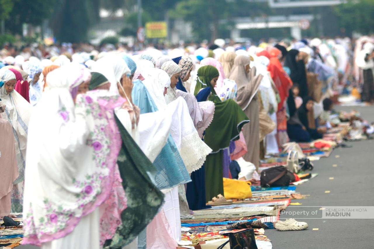 Ribuan Umat Muslim Padati Masjid Agung Baitul Hakim, Plt Wali Kota Madiun Ajak Bangun Daerah di Hari Kemenangan