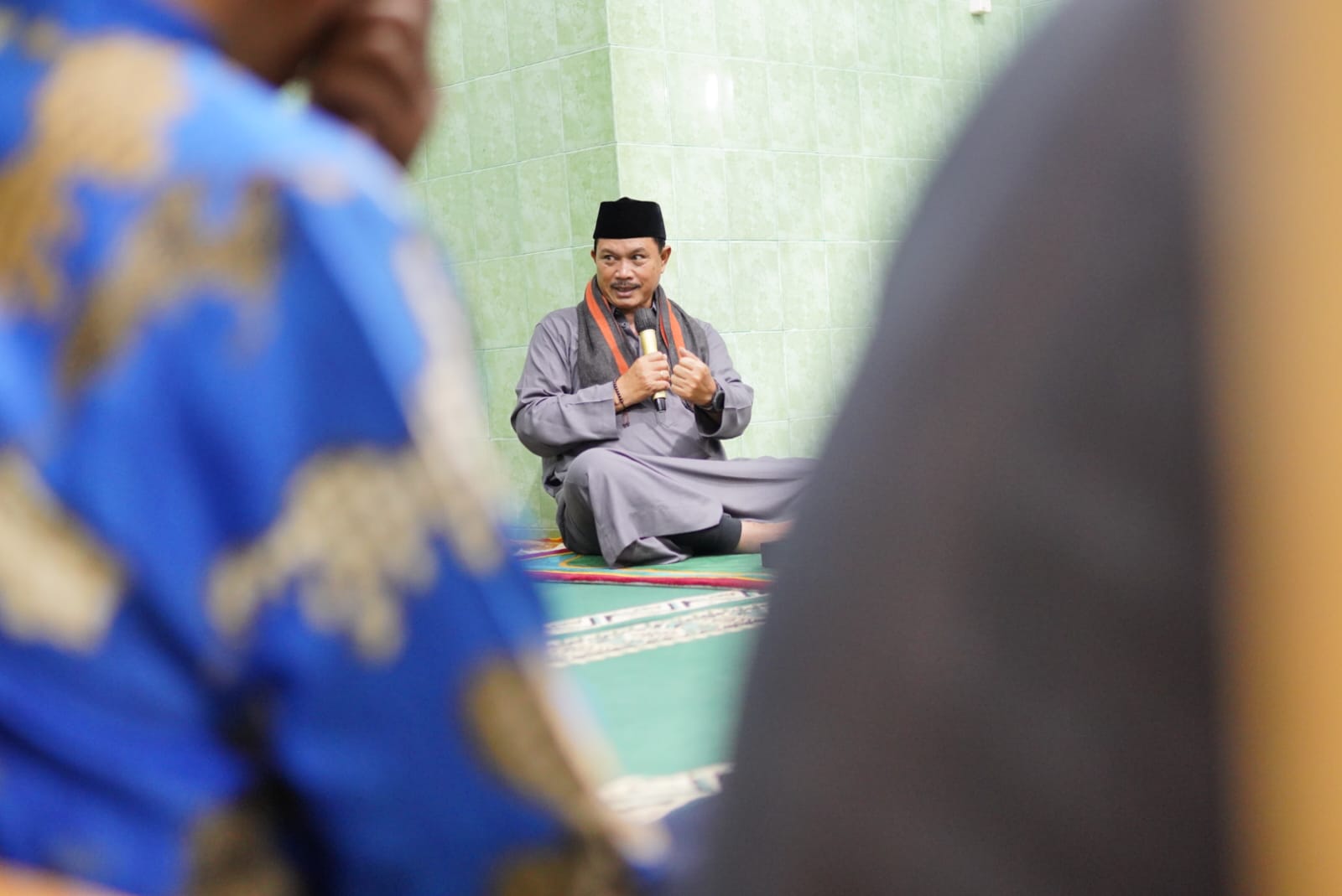 Wali Kota Salat Isya di Musala Al Palang, Juga Bersilaturahmi Hingga Salurkan Bantuan