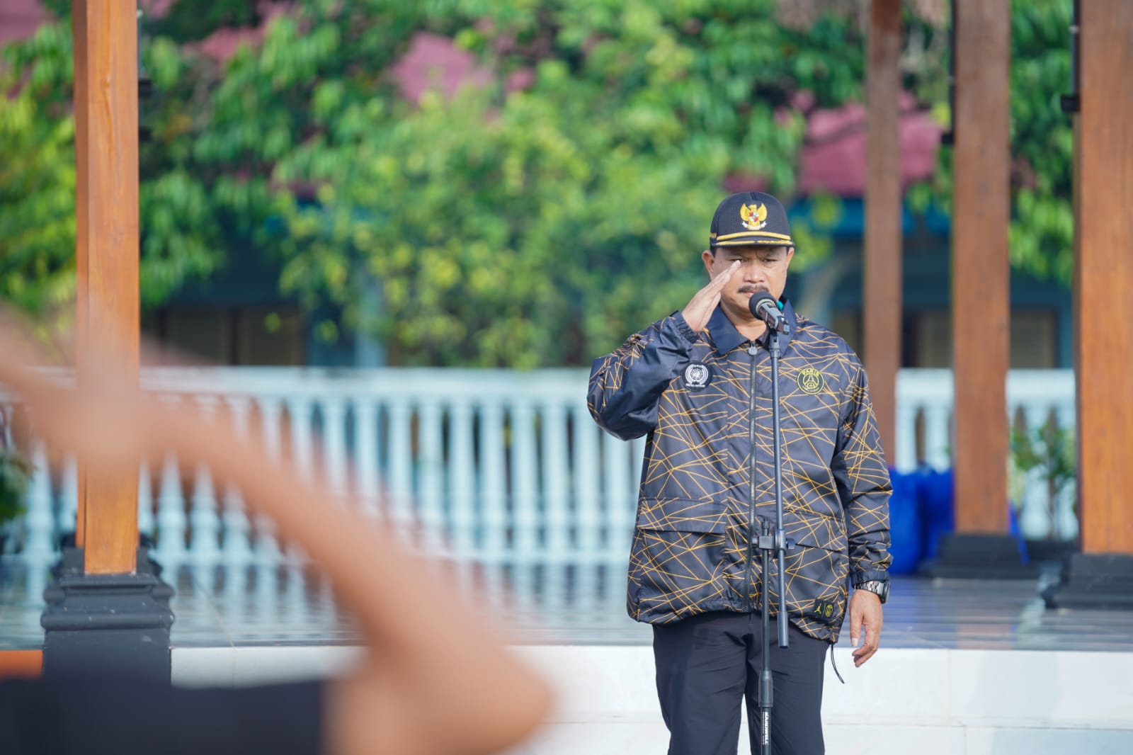 Pimpin Apel Kerja Bakti, Wali Kota Serahkan Penghargaan Bagi Satlinmas Berdedikasi