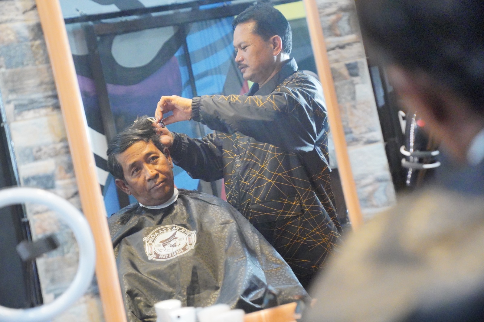 Hadiri Pembukaan Barbershop, Wali Kota Pelaku Usaha Ramaikan Ekonomi Kota