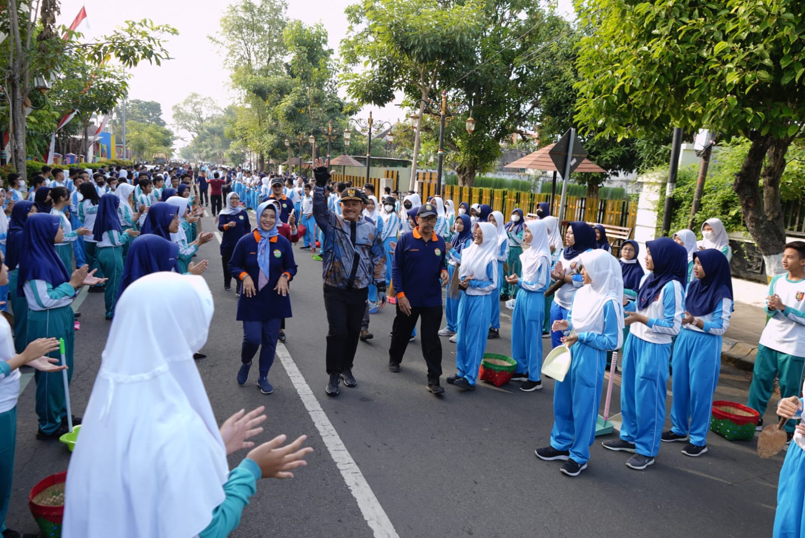 Budayakan Cinta Lingkungan, Wali Kota Madiun Maidi Ajak Siswa Bersihkan Lingkungan Sekolah