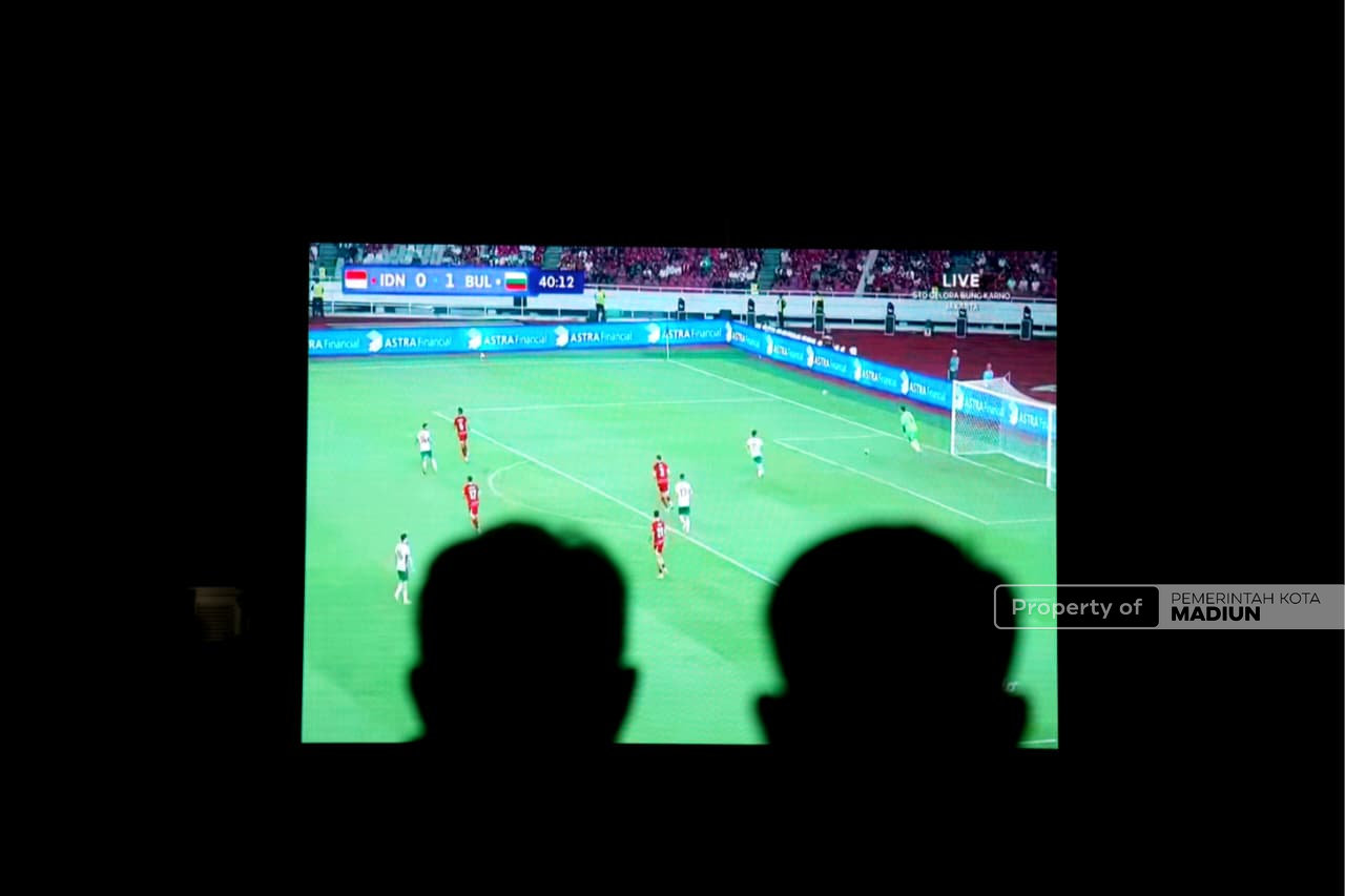 Sempat Diguyur Hujan, Ratusan Warga Tetap Antusias Nobar Final FIFA Series 2026 di Balai Kota Madiun