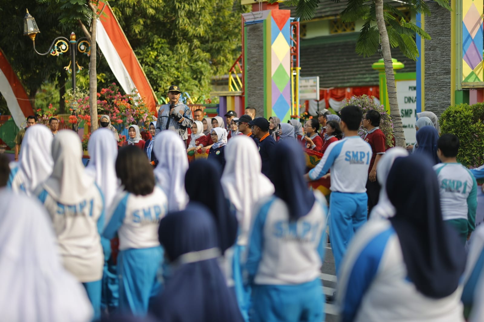 Budayakan Cinta Lingkungan, Wali Kota Madiun Maidi Ajak Siswa Bersihkan Lingkungan Sekolah