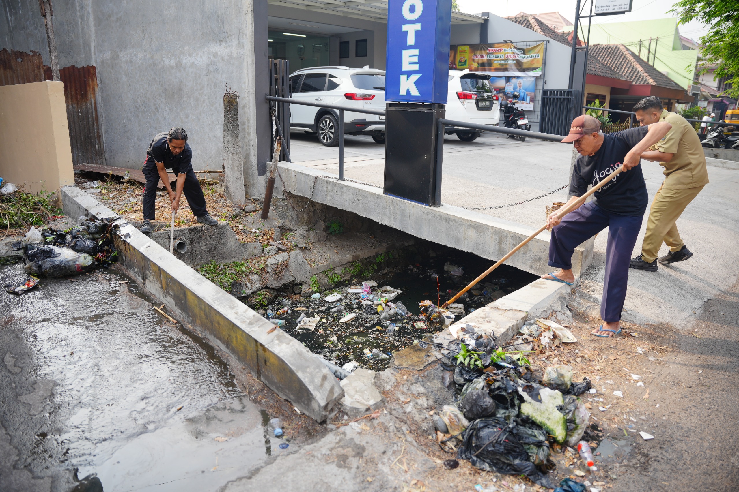 Tindaklanjuti Usulan WBR, Petugas Gabungan dan Warga Bersihkan Saluran