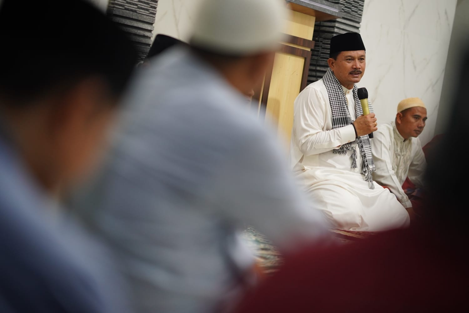 Salat Isya di Musala Baiturahim, Wali Kota Salurkan Bantuan Pembangunan Rp 50 Juta
