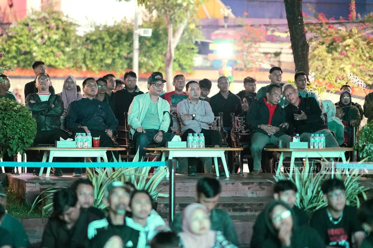 Sempat Diguyur Hujan, Ratusan Warga Tetap Antusias Nobar Final FIFA Series 2026 di Balai Kota Madiun