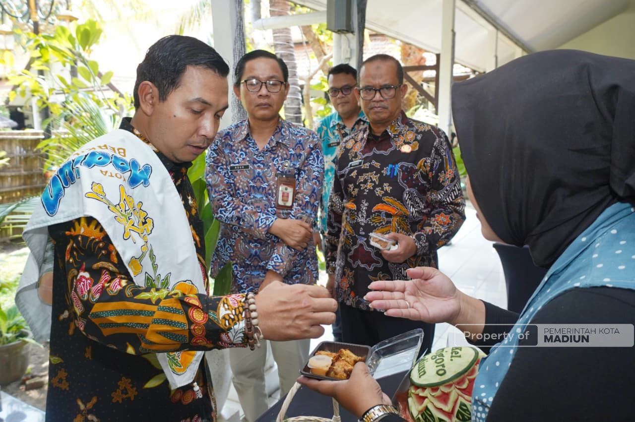 Ketua TP PKK Provinsi Jatim Arumi Terpukau Hasil Cipta Kreasi Jajan Khas Peringatan Hari Jadi, Plt Wali Kota Bakal Patenkan Produk Pemenang dan Beri Pelatihan Khusus