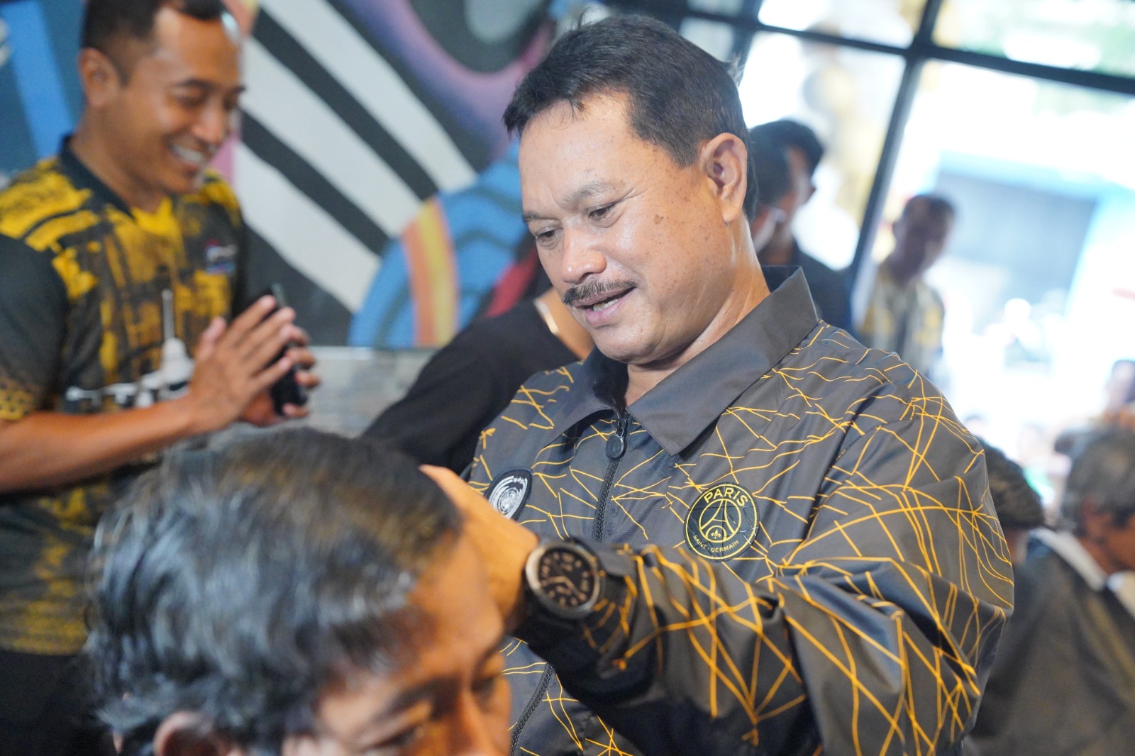 Hadiri Pembukaan Barbershop, Wali Kota Pelaku Usaha Ramaikan Ekonomi Kota