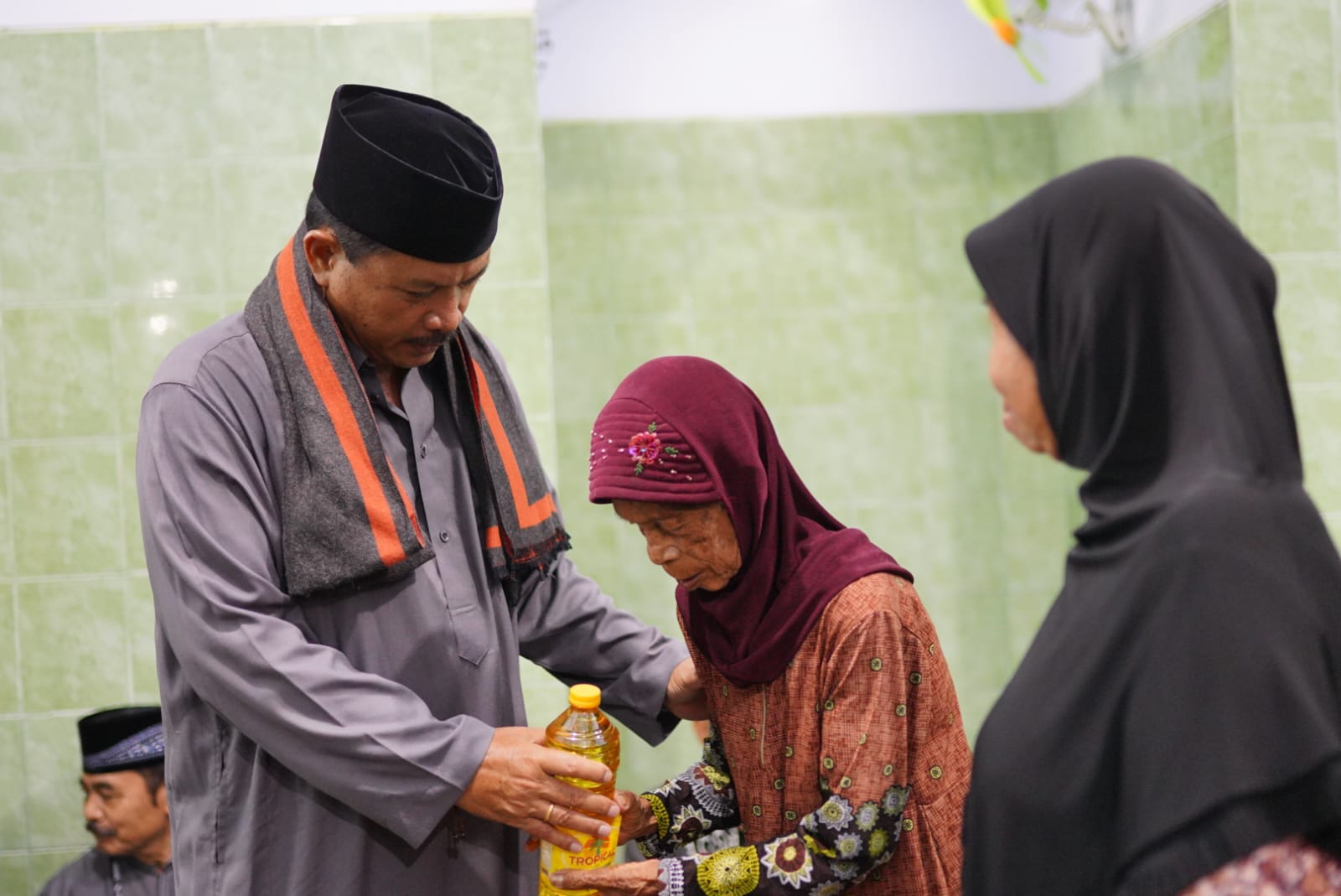 Wali Kota Salat Isya di Musala Al Palang, Juga Bersilaturahmi Hingga Salurkan Bantuan