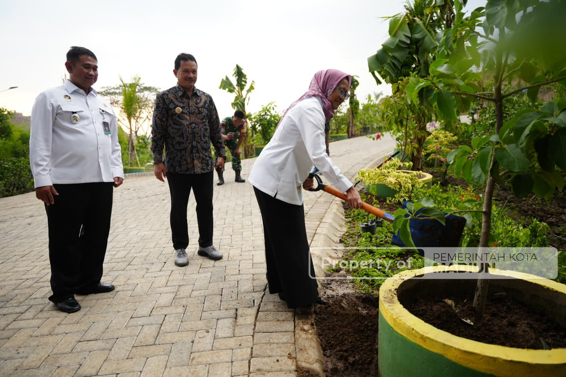 Wali Kota Sambut Perwakilan Kemenko Polkam di TPA Winongo, Bahas Program Kota hingga Ajak Tanam Pohon
