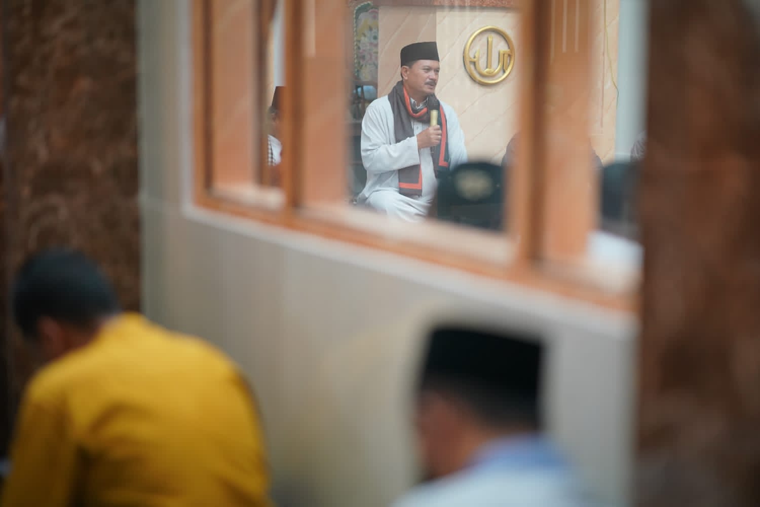 Salat Isya di Masjid Al-Furqon, Wali Kota Belanja Masalah Langsung dari Jamaah