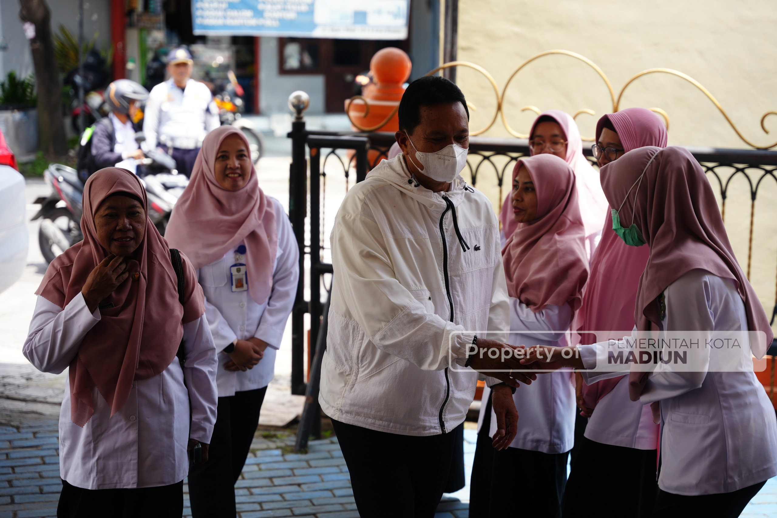 Beri Pembinaan Pegawai Puskesmas Manguharjo, Wali Kota Tekankan Kesehatan Mental dan Profesionalisme di Tempat Kerja