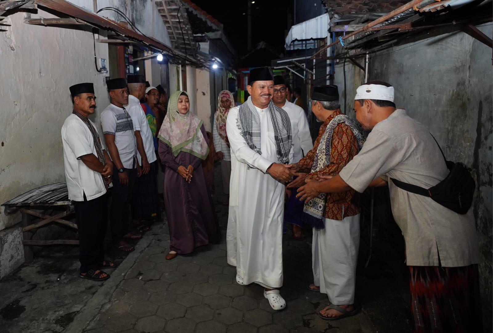 Salat Isya di Musala Baiturahim, Wali Kota Salurkan Bantuan Pembangunan Rp 50 Juta