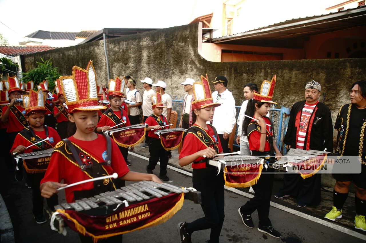 Berangkatkan Jalan Santai Budaya HUT ke-26 Paroki Mater Dei Madiun, Wali Kota Beri Selamat dan Apresiasi Kegiatan