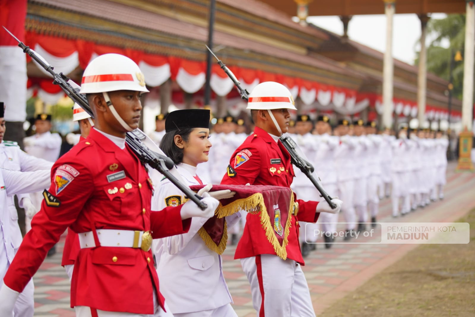 Gelar Upacara Penurunan Sang Merah Putih, Plt Wali Kota Madiun Apresiasi Perjuangan Paskibraka