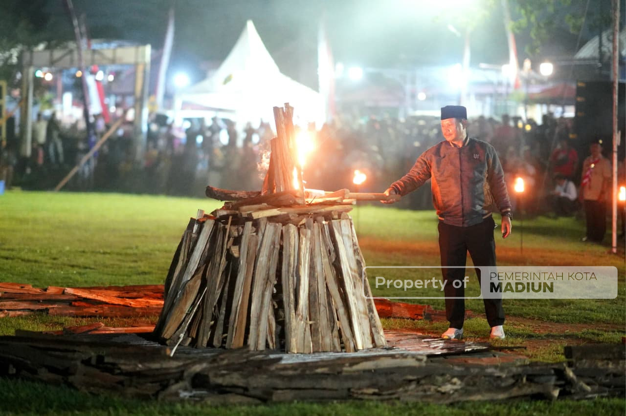 Tandai Dibukanya Jambore Ranting Manguharjo, Wali Kota Madiun Nyalakan Api Unggun