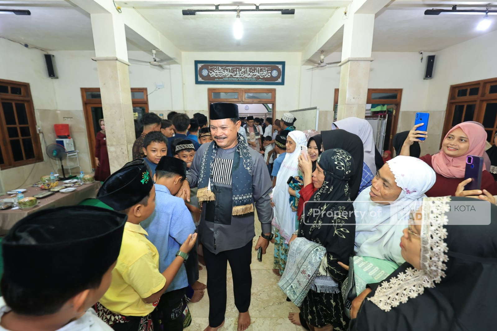 Safari Salat Isya, Salat Jemaah hingga Serahkan Santunan Warga