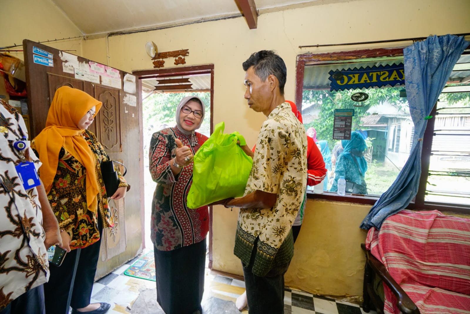 Saling Berbagi, Wali Kota Salurkan Bantuan dari Nurul Hayat