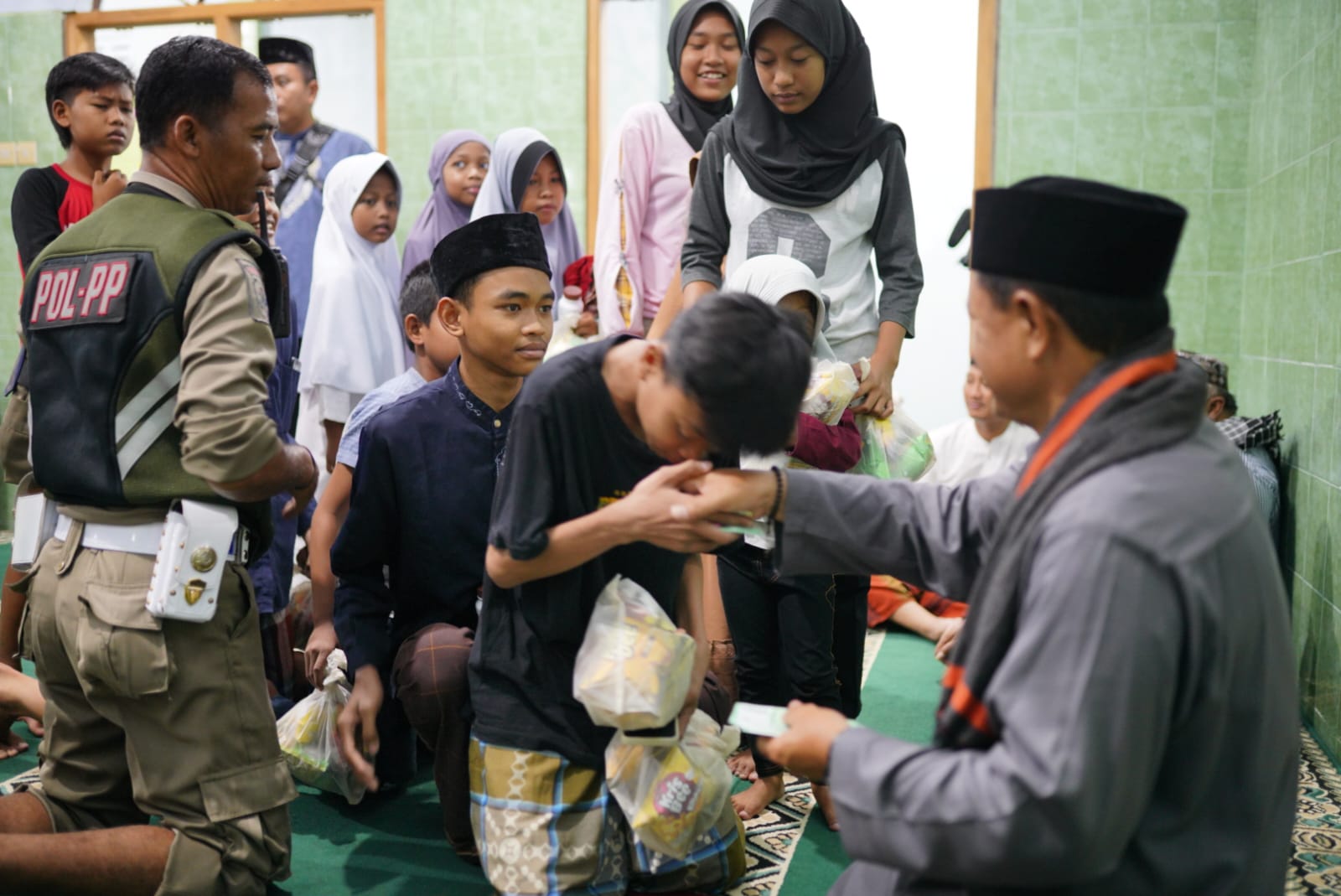 Wali Kota Salat Isya di Musala Al Palang, Juga Bersilaturahmi Hingga Salurkan Bantuan