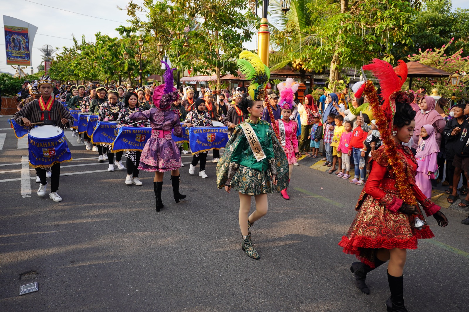 Drumband SMPN 3 Dan Paskibra SMAN 4 Undang Decak Kagum Penonton Pada Event Parade Senja